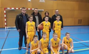 l’équipe U13  avec leur coach et sponsor